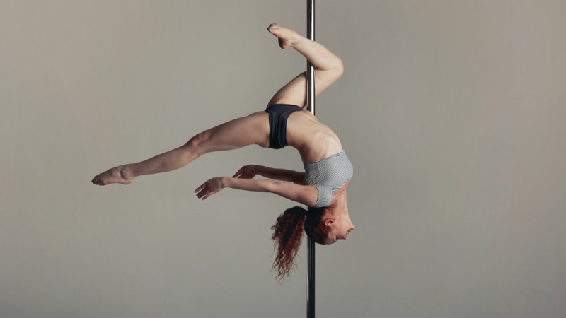 Les bienfaits du pole dance : un sport complet et libérateur