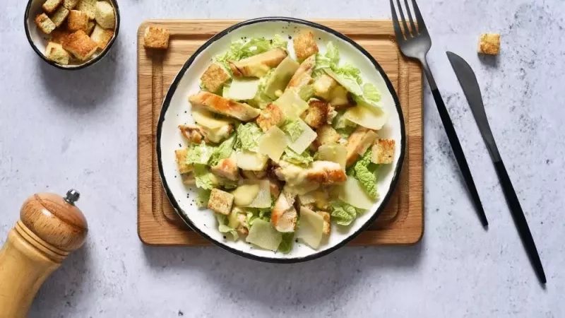 Salade César ou salade au chèvre chaud : laquelle est la plus calorique ?