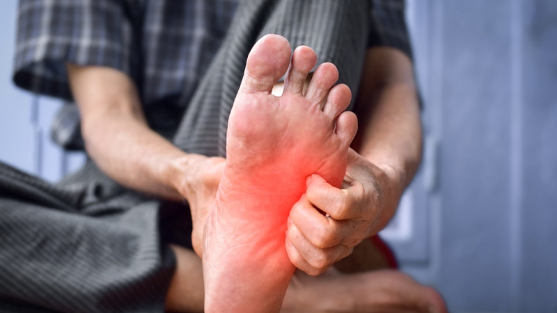 J’ai souvent mal aux pieds : quelles sont les causes fréquentes ?