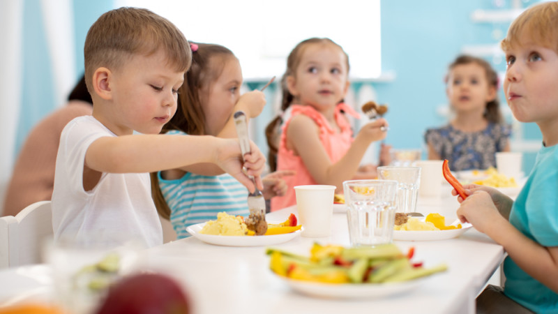 Pourquoi y a-t-il encore du saucisson à la cantine, alors qu’il est fortement déconseillé pour les jeunes enfants ?