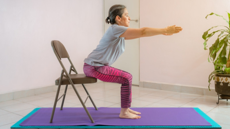 5 exercices de gainage à faire assis sur une chaise