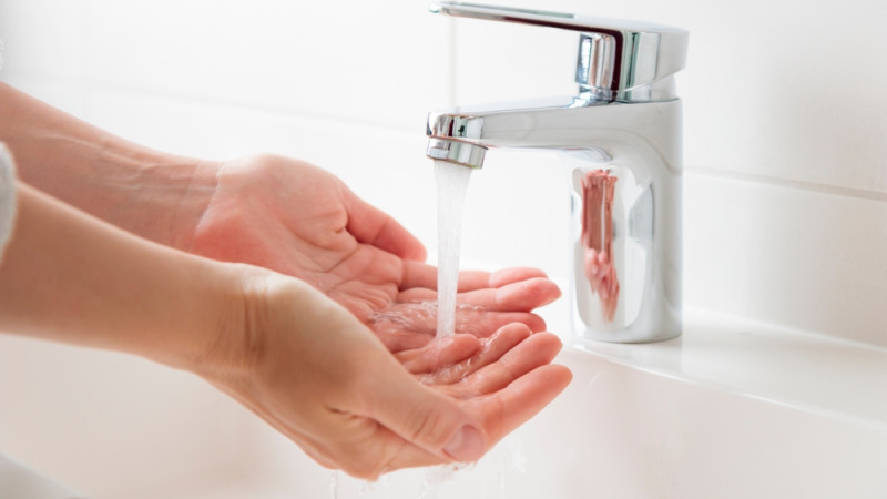 Faut-il se laver les mains à l’eau chaude ou à l’eau froide ?