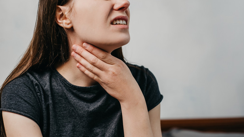 Quelles maladies provoquent bouche et gorge sèche ?