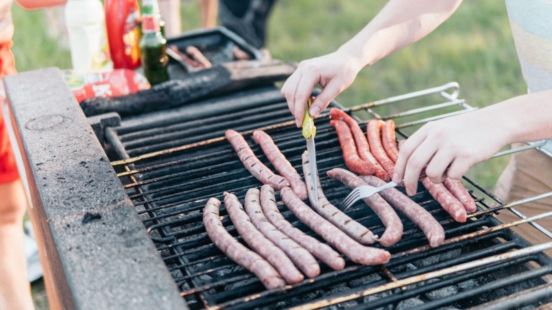 Voici la raison pour laquelle il ne faut jamais piquer ses saucisses avant de les cuire au barbecue