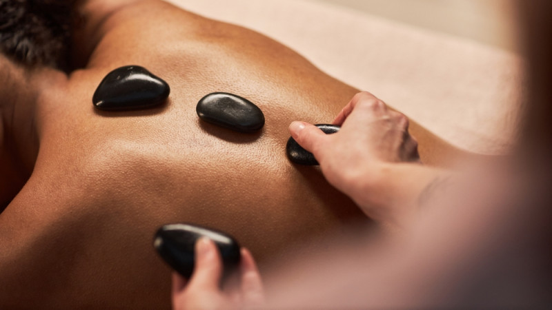 Les bienfaits des massages aux pierres chaudes