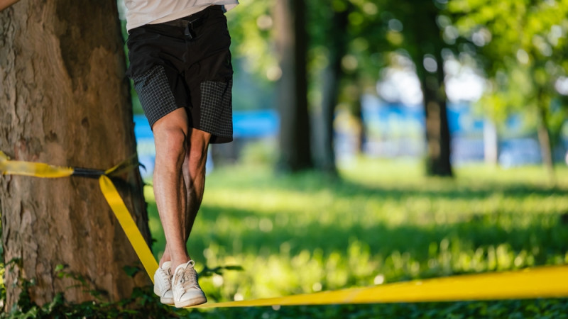 Les bienfaits du slackline : un sport d'équilibre complet