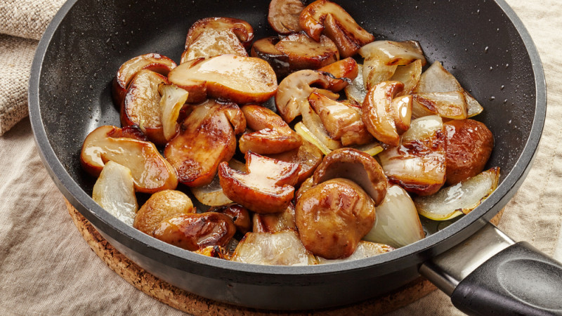 Stop aux champignons trop aqueux : pour une cuisson qui rend moins d'eau !