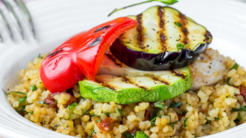 Recette de Salade composée aux lentilles, blé et légumes grillés 