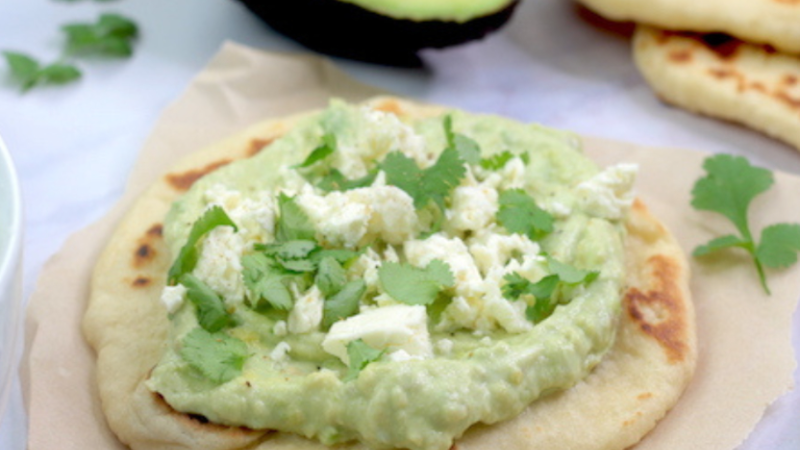 Recette de naan garni à l'avocat et féta