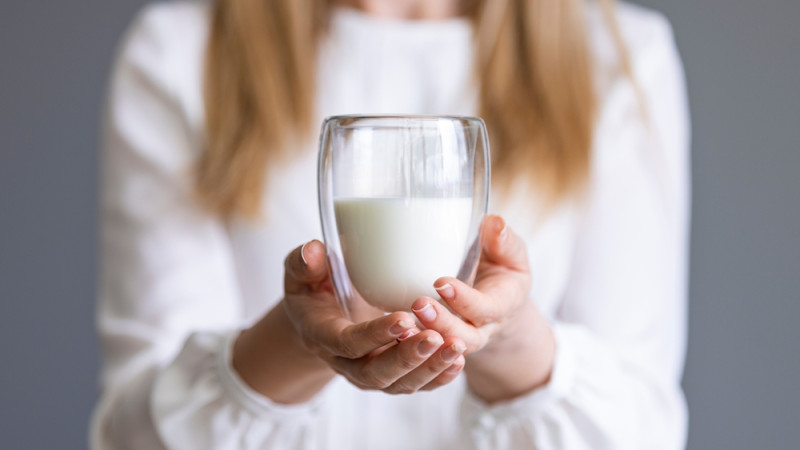 Pourquoi ai-je plus de mal à digérer le lait en vieillissant ?