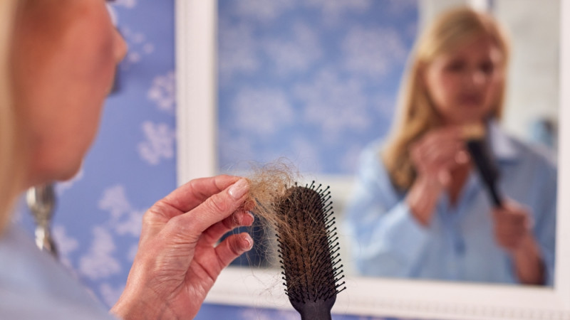 Perte de cheveux pendant la ménopause : que faire ?