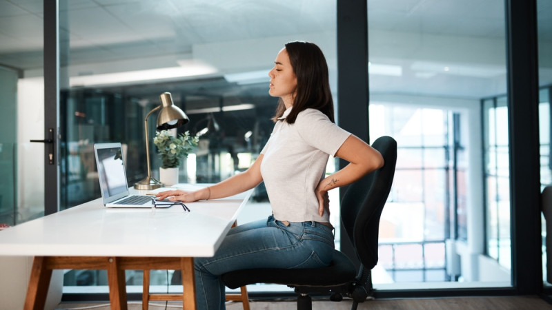 5 exercices anti-douleurs pour ceux qui travaillent derrière un bureau