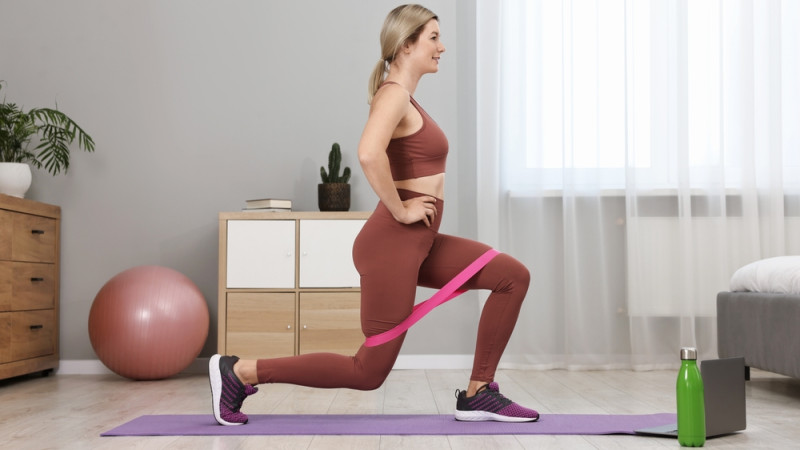 5 exercices à faire avec un élastique pour un renforcement complet du corps