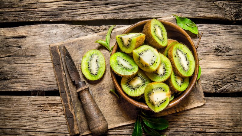 L'erreur que l'on fait tous en mangeant un kiwi et qui nous prive de 50% de ses fibres et vitamines !