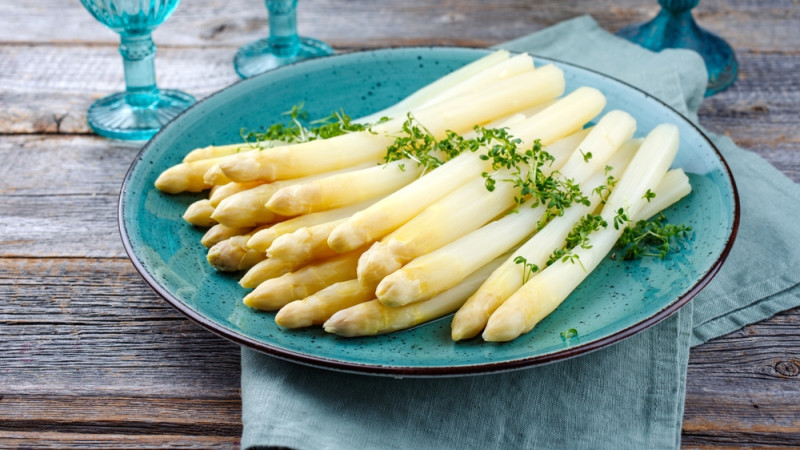 Tout savoir sur l'asperge blanche : bienfaits, saison, valeurs nutritionnelles et recettes