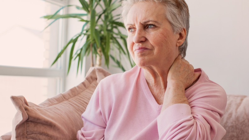 J'ai souvent mal au cou, que faire ? Stratégies pour soulager et prévenir les douleurs cervicales