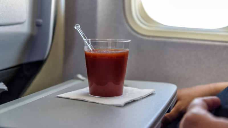 Pourquoi tout le monde boit-il du jus de tomate dans l'avion ?