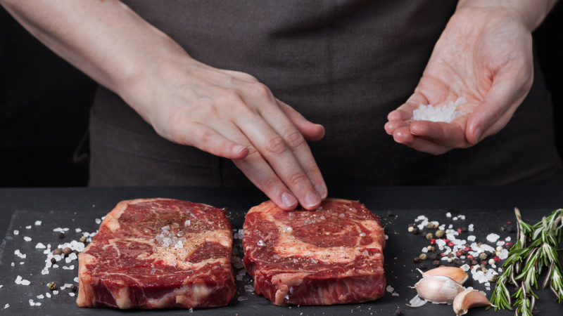 Voici l'erreur que l'on commet tous en assaisonnant de la viande et qui n'est pas du tout hygiénique