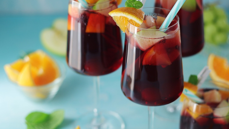 Découvrez la délicieuse recette de la sangria estivale pour vos apéros d'été (et elle est très simple à préparer) !