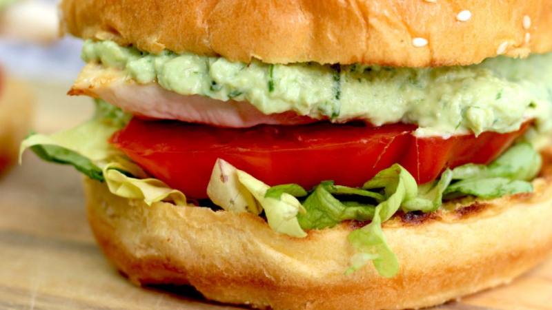 Recette de Chicken burger sauce à l'avocat allégée 