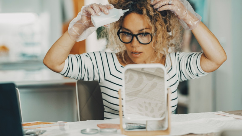 Combien de temps faut-il attendre entre deux colorations de cheveux ?