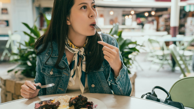 Ballonné après les fêtes ? Intégrez ce réflexe à vos habitudes alimentaires pour une meilleure digestion