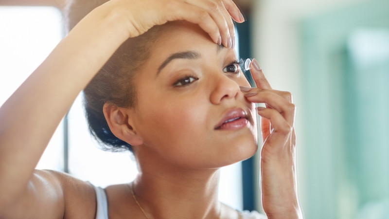 Faut-il retirer ses lentilles avant d’aller se baigner ?