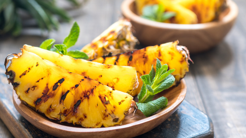 10 recettes de fruits au barbecue