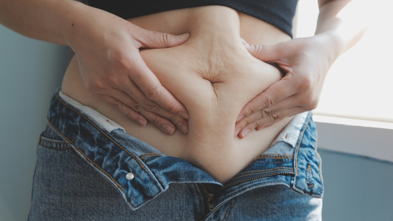 Cette habitude facile à prendre permet d'éliminer la graisse abdominale selon un expert (et non, ça n'a rien à voir avec le sport !)