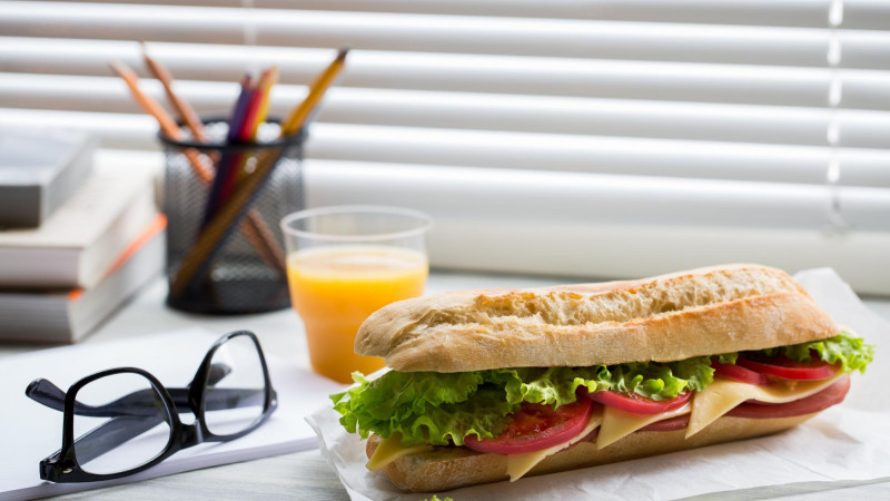 10 erreurs à éviter pendant le repas du midi