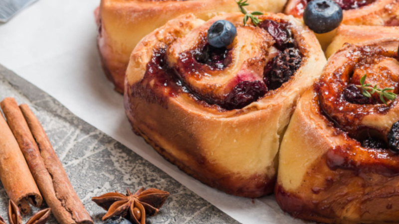 Recette de brioche roulée framboise et pistaches   ⁣