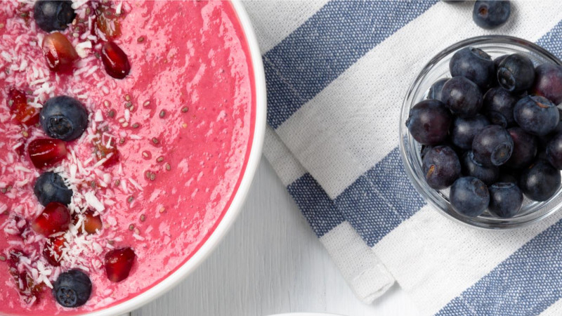 Le smoothie bowl fraises et baies de goji