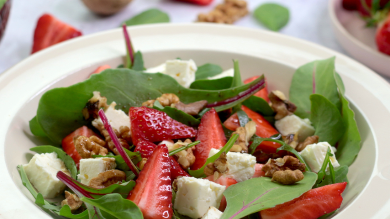 Recette de Salade de jeunes pousses, fraises, chèvre