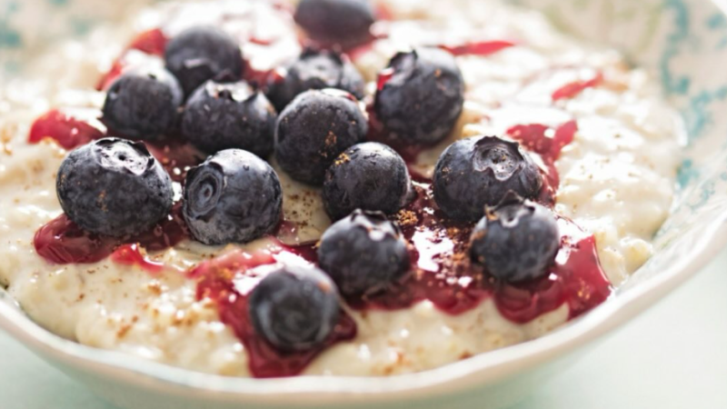 La recette de porridge froid aux baies