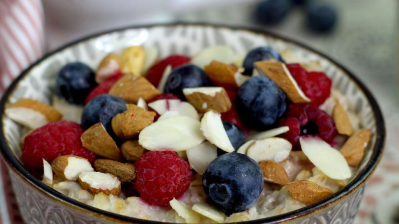 La recette du porridge amandes et fruits rouges ⁣  ⁣