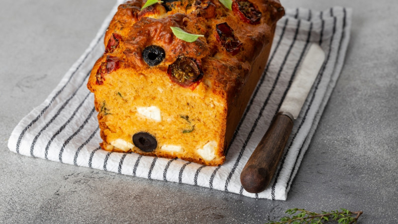 Recette healthy de cake aux tomates séchées et feta