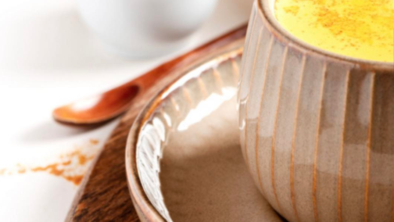 Recette de latte curcuma au lait d'amande⁣