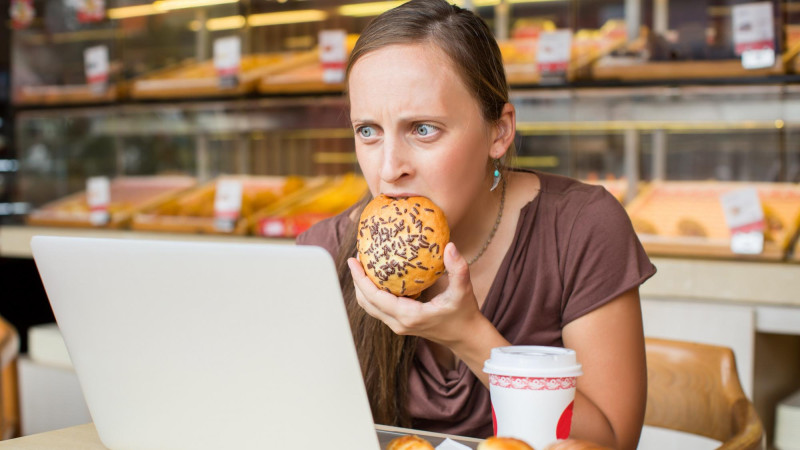 Je mange et grignote trop quand je suis stressé, que faire ?