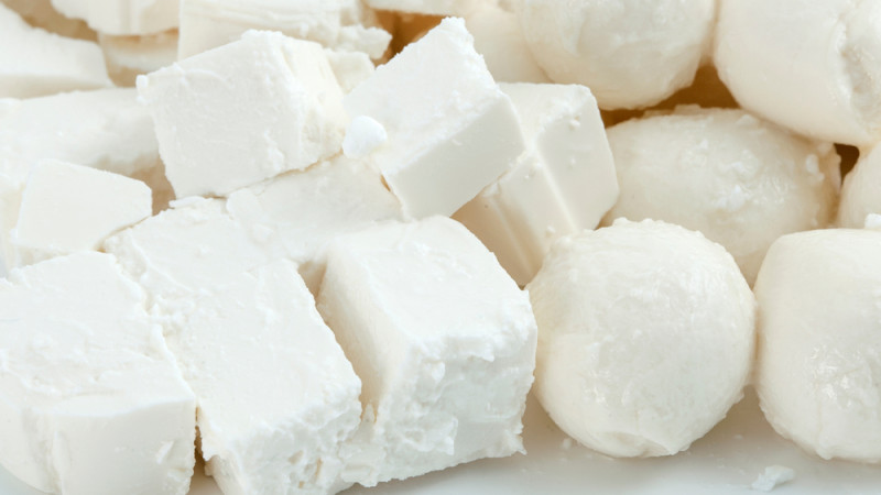 Lequel est le plus calorique entre la mozzarella et la feta ?