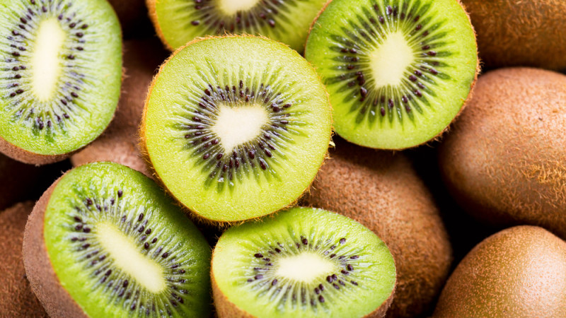 Bienfaits du kiwi : tout savoir sur ce fruit vert nutritif