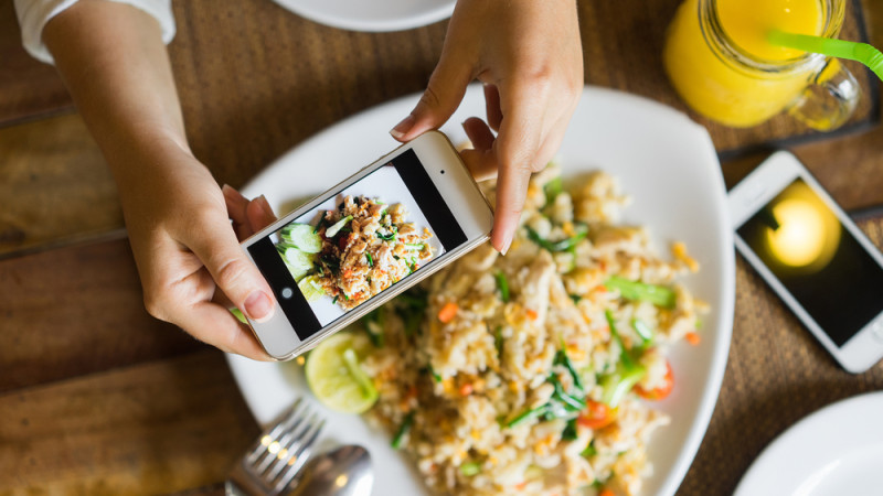 Photographier nos plats pour les réseaux sociaux serait bon pour notre santé selon une étude !