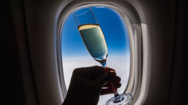 Boire de l'alcool dans l'avion augmenterait les risques cardiaques selon une étude !