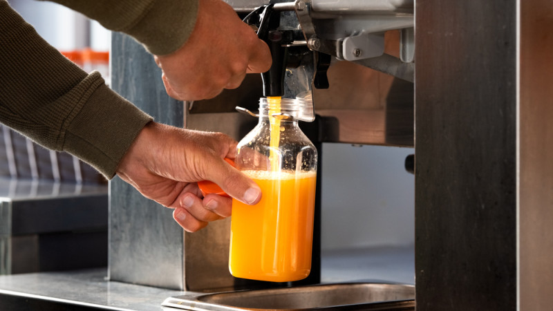 Les machines à jus d'orange installées en magasin sont-elles des nids à bactéries ?