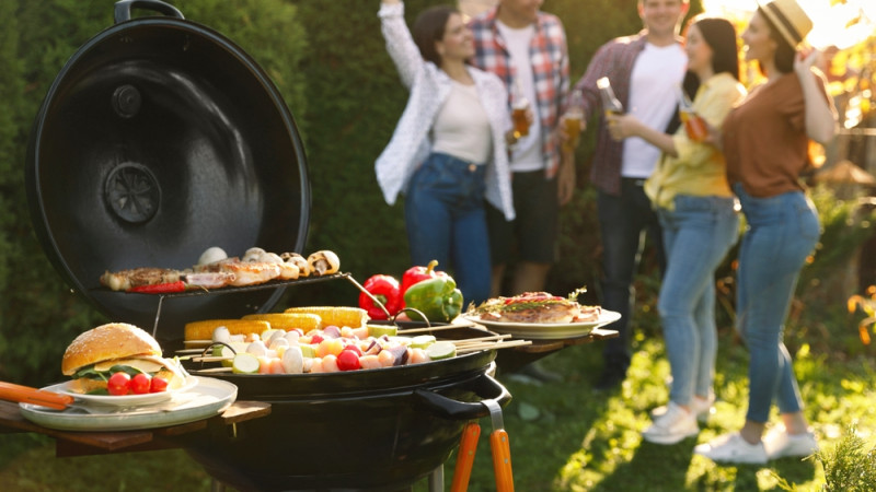 Astuce barbecue : le légume surprenant qui rend votre grill impeccable – efficacité garantie !