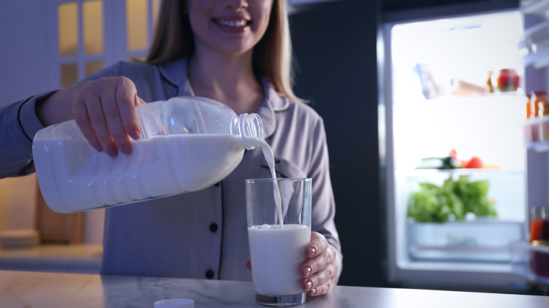 Boire du lait le soir pour mieux dormir : mythe ou réalité ?