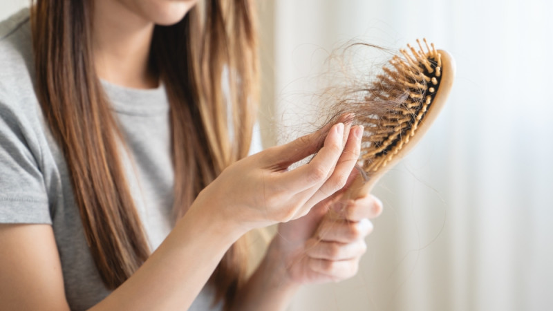 Cet ingrédient que l'on a toutes chez soi permet lutter contre la chute des cheveux selon une dermatologue !