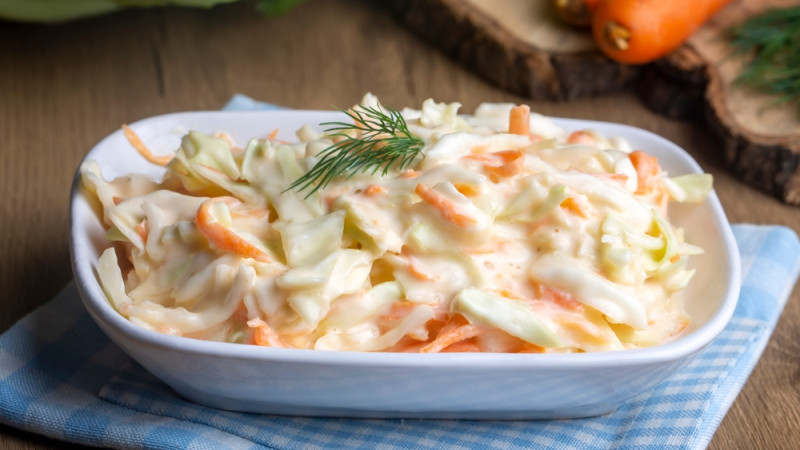 Le coleslaw : bienfaits, calories et utilisation en cuisine