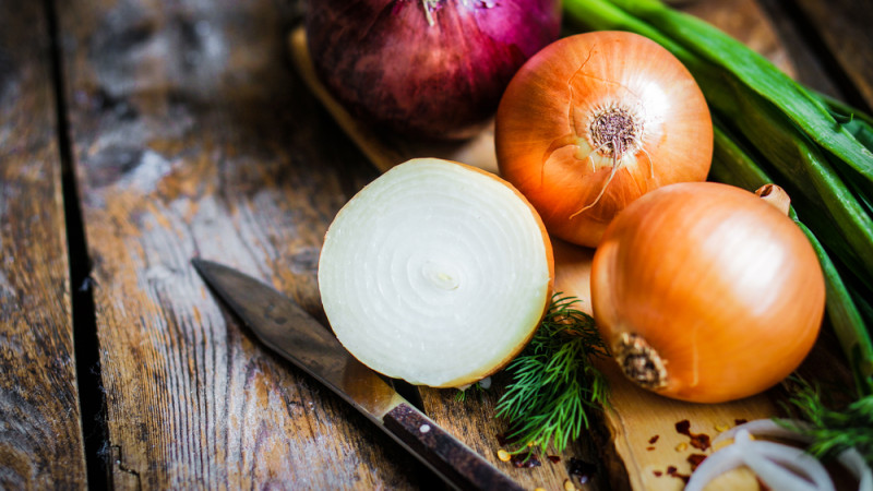 Est-ce bon de manger de l'oignon cru ?