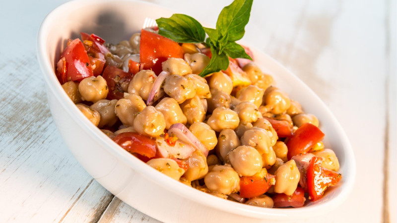 La salade de pois chiches aux oignons rouges et à la feta