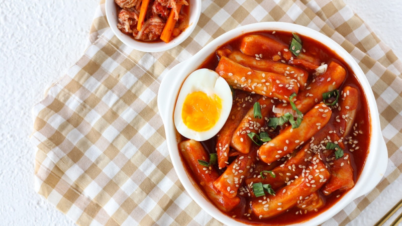 Tteokbokki : quel est ce plat coréen qui cartonne sur les réseaux sociaux ?